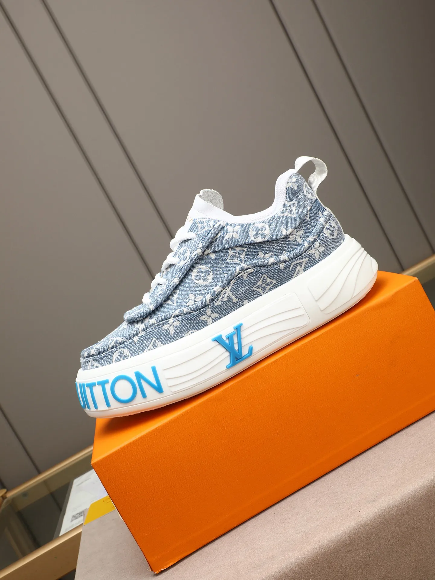Men's shoes 💰560 LV are novel and fashionable, and the uppers are made of imported cowhide + LV special materials! Super trendy design! It’s eye-catching! The leather is soft, delicate, shiny and translucent, showing the ultimate in pure handcraftsmanship, and the mesh is soft, comfortable and breathable! Size: 39-44 (38 45 customized)
